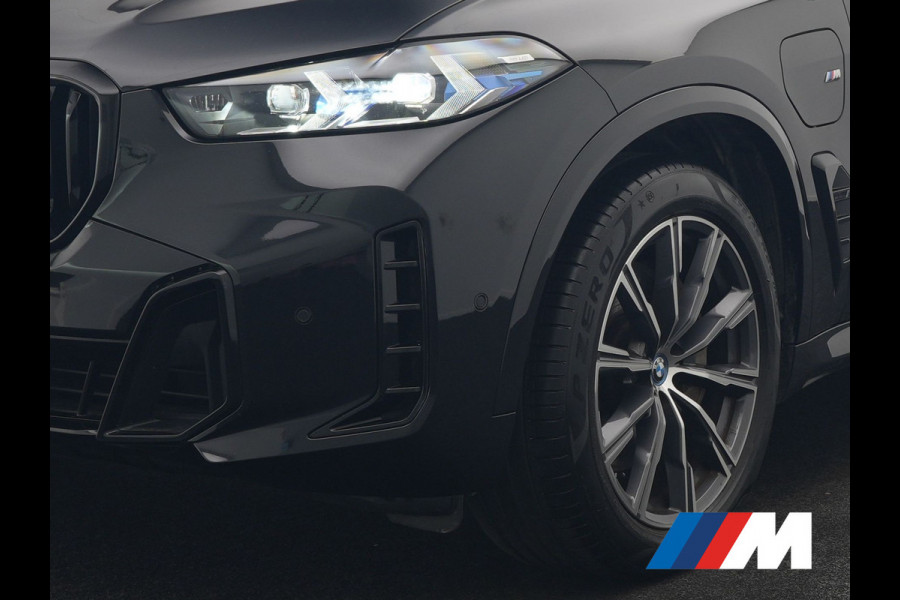 BMW X5 xDrive50e M Sport PHEV 490pk Dealer O.H. | Panodak | Luchtvering | Adaptive Cruise | Head Up | 360 Camera | Harman / Kardon | Lederen Sportstoelen Memory & Verwarmd | Sfeerverlichting | Apple Carplay | Keyless | Blis | 20"L.M | Plug
