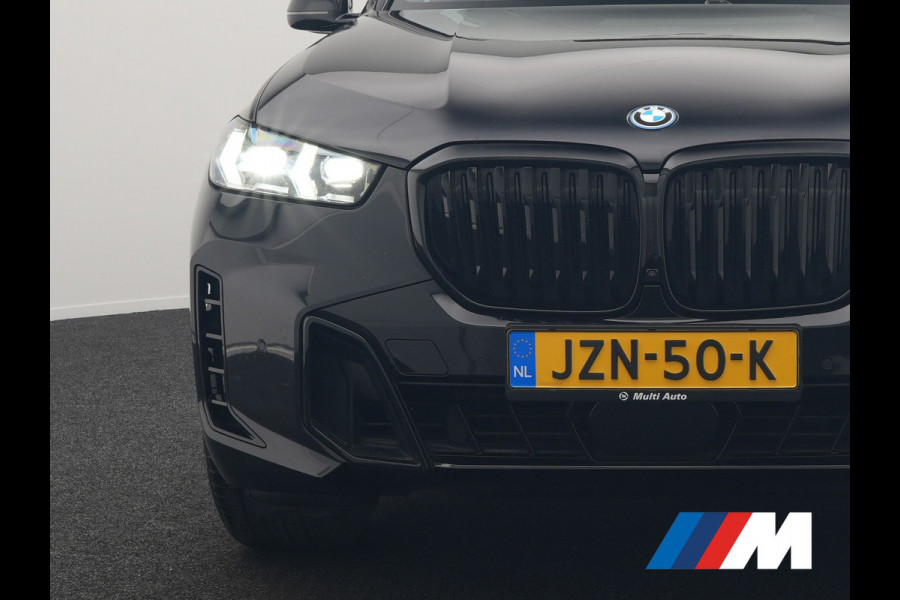 BMW X5 xDrive50e M Sport PHEV 490pk Dealer O.H. | Panodak | Luchtvering | Adaptive Cruise | Head Up | 360 Camera | Harman / Kardon | Lederen Sportstoelen Memory & Verwarmd | Sfeerverlichting | Apple Carplay | Keyless | Blis | 20"L.M | Plug