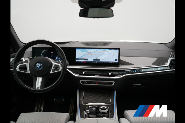 BMW X5 xDrive50e M Sport PHEV 490pk Dealer O.H. | Panodak | Luchtvering | Adaptive Cruise | Head Up | 360 Camera | Harman / Kardon | Lederen Sportstoelen Memory & Verwarmd | Sfeerverlichting | Apple Carplay | Keyless | Blis | 20"L.M | Plug