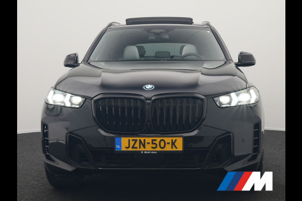 BMW X5 xDrive50e M Sport PHEV 490pk Dealer O.H. | Panodak | Luchtvering | Adaptive Cruise | Head Up | 360 Camera | Harman / Kardon | Lederen Sportstoelen Memory & Verwarmd | Sfeerverlichting | Apple Carplay | Keyless | Blis | 20"L.M | Plug
