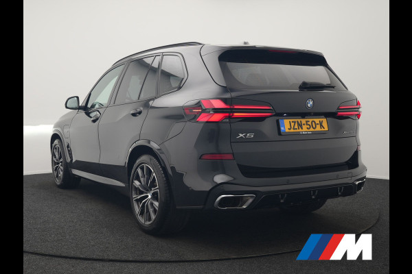 BMW X5 xDrive50e M Sport PHEV 490pk Dealer O.H. | Panodak | Luchtvering | Adaptive Cruise | Head Up | 360 Camera | Harman / Kardon | Lederen Sportstoelen Memory & Verwarmd | Sfeerverlichting | Apple Carplay | Keyless | Blis | 20"L.M | Plug