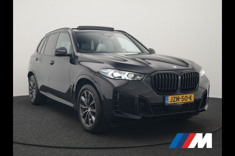 BMW X5 xDrive50e M Sport PHEV 490pk Dealer O.H. | Panodak | Luchtvering | Adaptive Cruise | Head Up | 360 Camera | Harman / Kardon | Lederen Sportstoelen Memory & Verwarmd | Sfeerverlichting | Apple Carplay | Keyless | Blis | 20"L.M | Plug