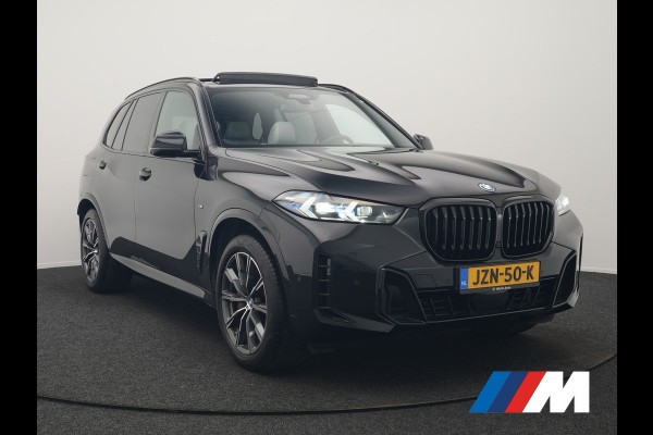 BMW X5 xDrive50e M Sport PHEV 490pk Dealer O.H. | Panodak | Luchtvering | Adaptive Cruise | Head Up | 360 Camera | Harman / Kardon | Lederen Sportstoelen Memory & Verwarmd | Sfeerverlichting | Apple Carplay | Keyless | Blis | 20"L.M | Plug