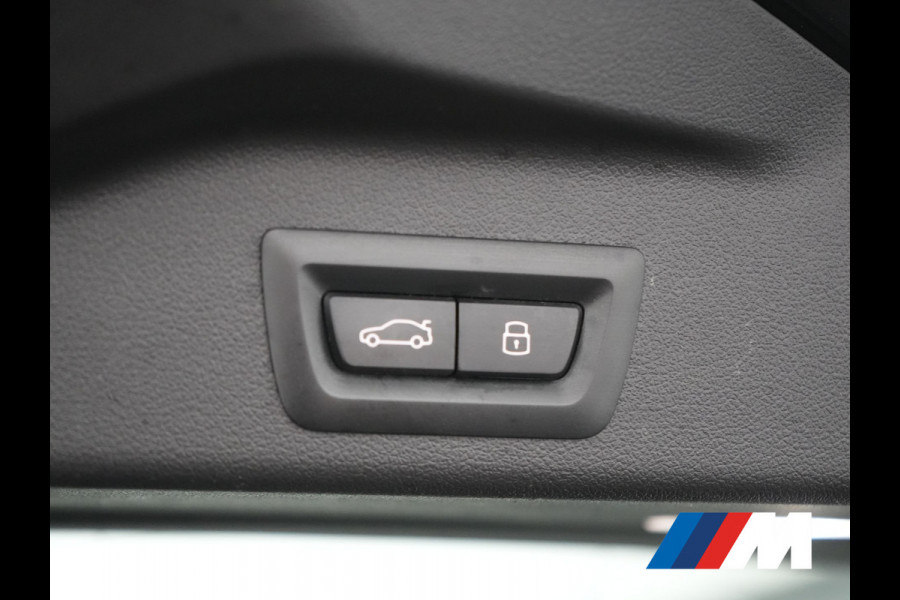 BMW X5 xDrive50e M Sport PHEV 490pk Dealer O.H. | Panodak | Luchtvering | Adaptive Cruise | Head Up | 360 Camera | Harman / Kardon | Lederen Sportstoelen Memory & Verwarmd | Sfeerverlichting | Apple Carplay | Keyless | Blis | 20"L.M | Plug