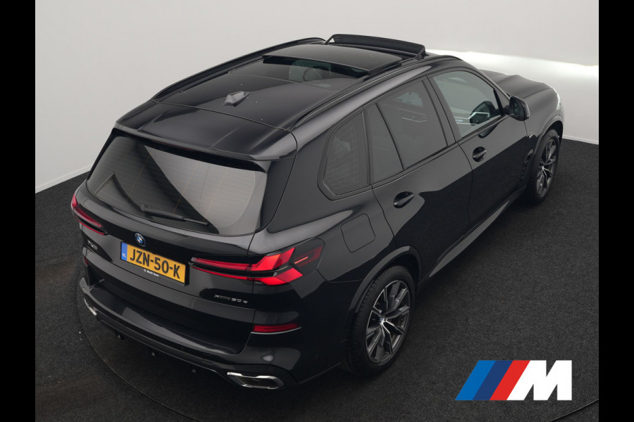 BMW X5 xDrive50e M Sport PHEV 490pk Dealer O.H. | Panodak | Luchtvering | Adaptive Cruise | Head Up | 360 Camera | Harman / Kardon | Lederen Sportstoelen Memory & Verwarmd | Sfeerverlichting | Apple Carplay | Keyless | Blis | 20"L.M | Plug