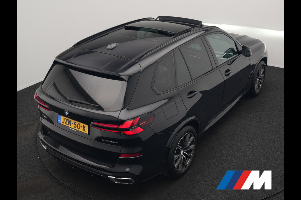 BMW X5 xDrive50e M Sport PHEV 490pk Dealer O.H. | Panodak | Luchtvering | Adaptive Cruise | Head Up | 360 Camera | Harman / Kardon | Lederen Sportstoelen Memory & Verwarmd | Sfeerverlichting | Apple Carplay | Keyless | Blis | 20"L.M | Plug
