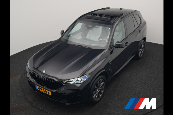 BMW X5 xDrive50e M Sport PHEV 490pk Dealer O.H. | Panodak | Luchtvering | Adaptive Cruise | Head Up | 360 Camera | Harman / Kardon | Lederen Sportstoelen Memory & Verwarmd | Sfeerverlichting | Apple Carplay | Keyless | Blis | 20"L.M | Plug