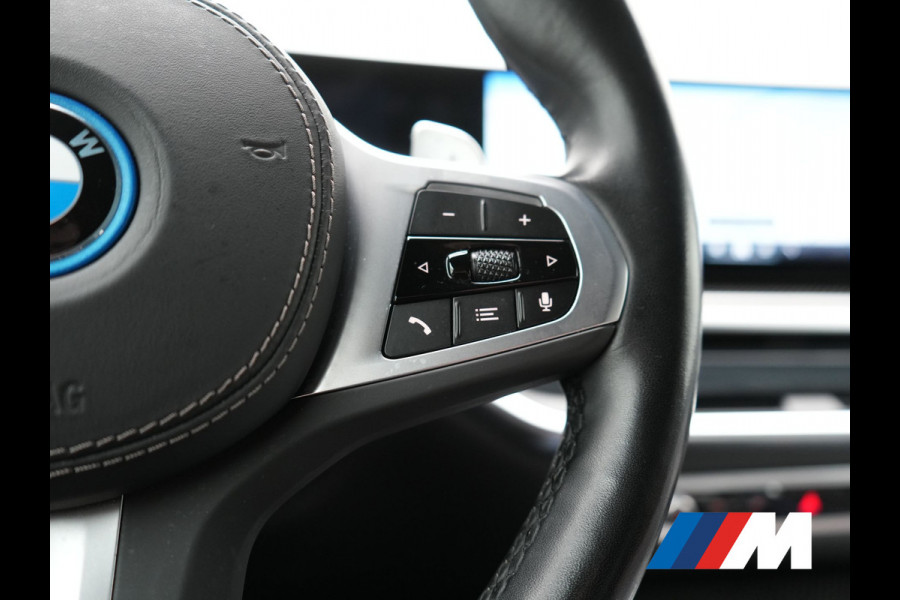 BMW X5 xDrive50e M Sport PHEV 490pk Dealer O.H. | Panodak | Luchtvering | Adaptive Cruise | Head Up | 360 Camera | Harman / Kardon | Lederen Sportstoelen Memory & Verwarmd | Sfeerverlichting | Apple Carplay | Keyless | Blis | 20"L.M | Plug