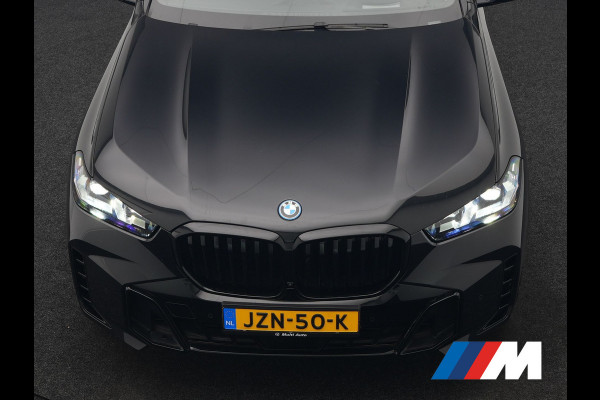 BMW X5 xDrive50e M Sport PHEV 490pk Dealer O.H. | Panodak | Luchtvering | Adaptive Cruise | Head Up | 360 Camera | Harman / Kardon | Lederen Sportstoelen Memory & Verwarmd | Sfeerverlichting | Apple Carplay | Keyless | Blis | 20"L.M | Plug