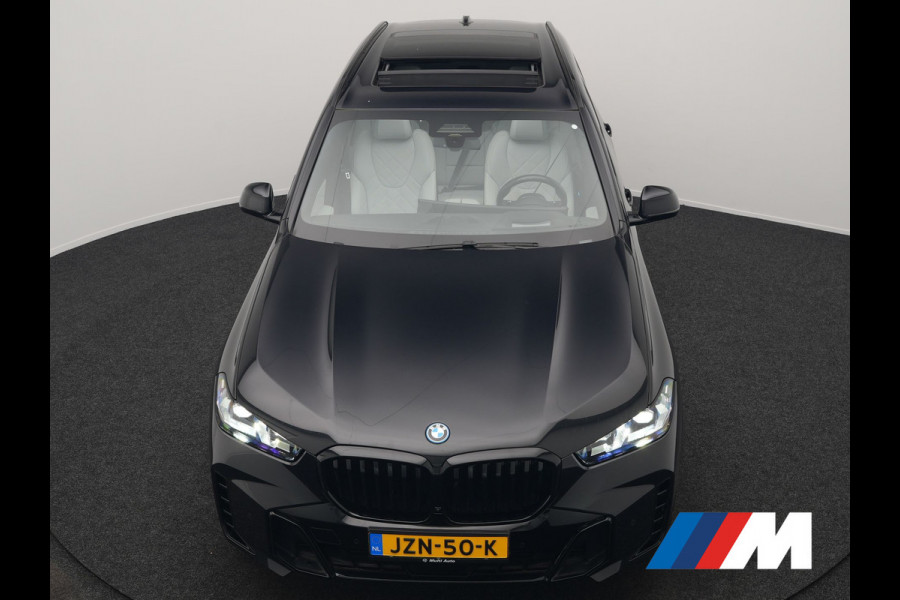 BMW X5 xDrive50e M Sport PHEV 490pk Dealer O.H. | Panodak | Luchtvering | Adaptive Cruise | Head Up | 360 Camera | Harman / Kardon | Lederen Sportstoelen Memory & Verwarmd | Sfeerverlichting | Apple Carplay | Keyless | Blis | 20"L.M | Plug