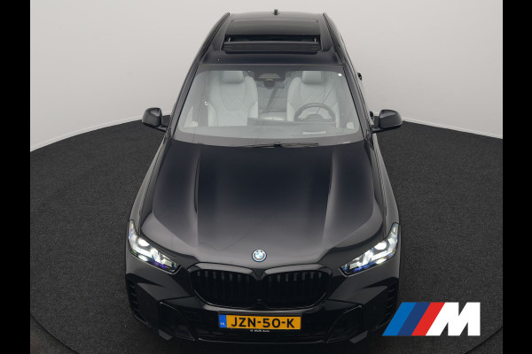 BMW X5 xDrive50e M Sport PHEV 490pk Dealer O.H. | Panodak | Luchtvering | Adaptive Cruise | Head Up | 360 Camera | Harman / Kardon | Lederen Sportstoelen Memory & Verwarmd | Sfeerverlichting | Apple Carplay | Keyless | Blis | 20"L.M | Plug