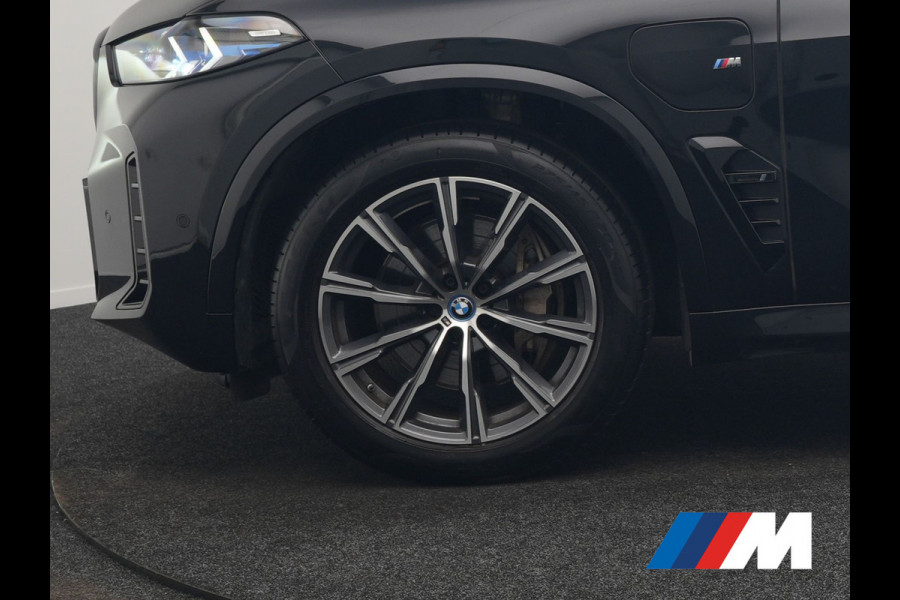 BMW X5 xDrive50e M Sport PHEV 490pk Dealer O.H. | Panodak | Luchtvering | Adaptive Cruise | Head Up | 360 Camera | Harman / Kardon | Lederen Sportstoelen Memory & Verwarmd | Sfeerverlichting | Apple Carplay | Keyless | Blis | 20"L.M | Plug