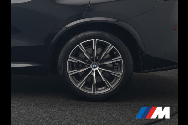 BMW X5 xDrive50e M Sport PHEV 490pk Dealer O.H. | Panodak | Luchtvering | Adaptive Cruise | Head Up | 360 Camera | Harman / Kardon | Lederen Sportstoelen Memory & Verwarmd | Sfeerverlichting | Apple Carplay | Keyless | Blis | 20"L.M | Plug