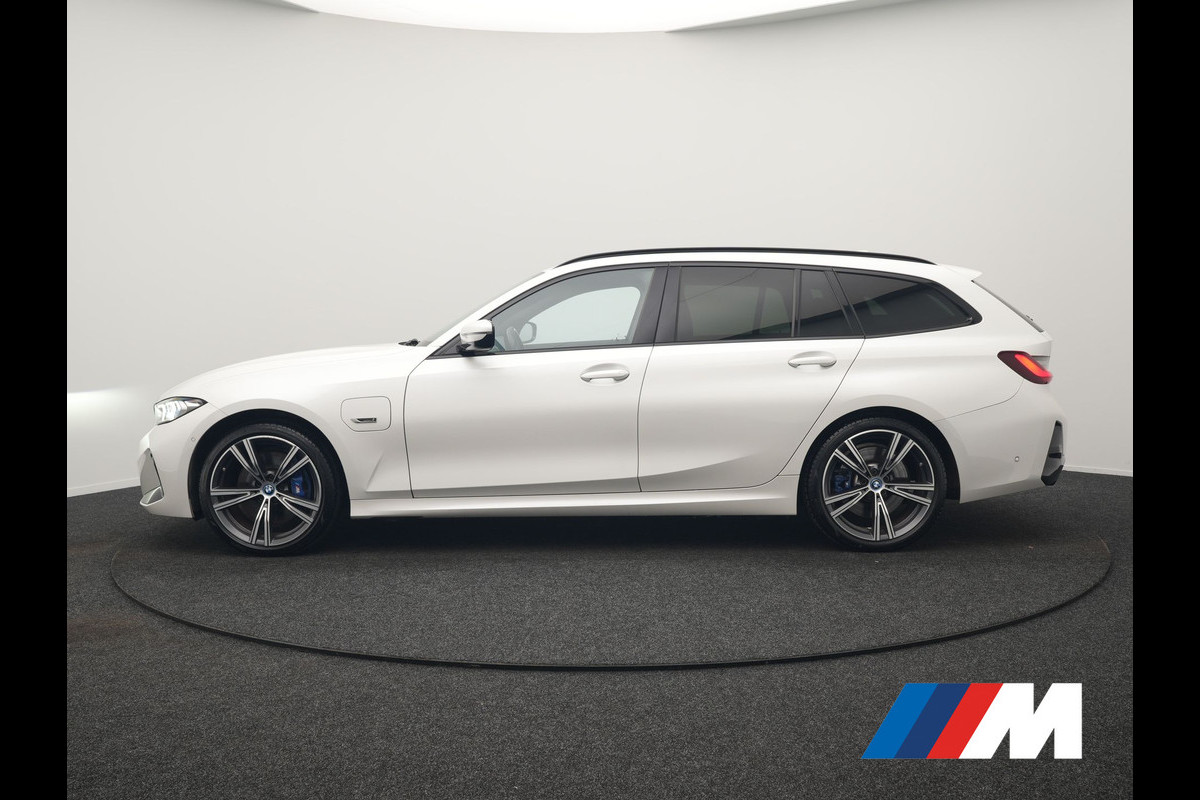 BMW 3 Serie Touring 330e M Sport PHEV 293pk Dealer O.H. NIEUW MODEL | Adaptive Cruise | Head Up | Camera | Lederen Competition Stoelen Memory & Verwarmd | Sfeerverlichting | Stuur Verwarmd | Keyless | Blis | Apple Carplay | Plug In Hybrid |