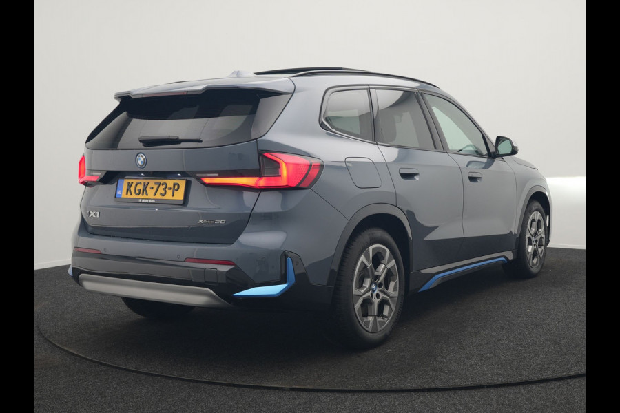 BMW iX1 xDrive30 Launch Edition 313pk 67 kWh Dealer O.H 96.5% SOH | Panodak | Adaptive Cruise | 360 Camera | Lederen Comfortzetels Massage & Memory | Head Up | Harman Kardon | Keyless |