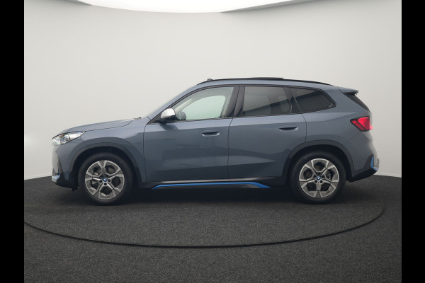 BMW iX1 xDrive30 Launch Edition 313pk 67 kWh Dealer O.H 96.5% SOH | Panodak | Adaptive Cruise | 360 Camera | Lederen Comfortzetels Massage & Memory | Head Up | Harman Kardon | Keyless |