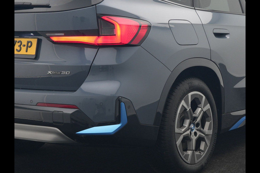 BMW iX1 xDrive30 Launch Edition 313pk 67 kWh Dealer O.H 96.5% SOH | Panodak | Adaptive Cruise | 360 Camera | Lederen Comfortzetels Massage & Memory | Head Up | Harman Kardon | Keyless |