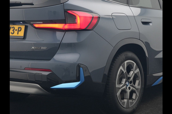 BMW iX1 xDrive30 Launch Edition 313pk 67 kWh Dealer O.H 96.5% SOH | Panodak | Adaptive Cruise | 360 Camera | Lederen Comfortzetels Massage & Memory | Head Up | Harman Kardon | Keyless |