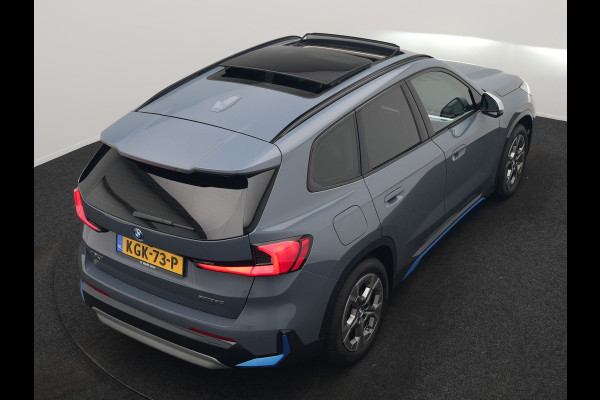 BMW iX1 xDrive30 Launch Edition 313pk 67 kWh Dealer O.H 96.5% SOH | Panodak | Adaptive Cruise | 360 Camera | Lederen Comfortzetels Massage & Memory | Head Up | Harman Kardon | Keyless |