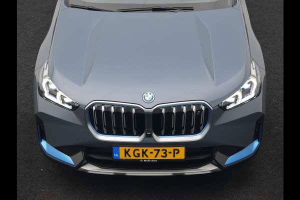 BMW iX1 xDrive30 Launch Edition 313pk 67 kWh Dealer O.H 96.5% SOH | Panodak | Adaptive Cruise | 360 Camera | Lederen Comfortzetels Massage & Memory | Head Up | Harman Kardon | Keyless |