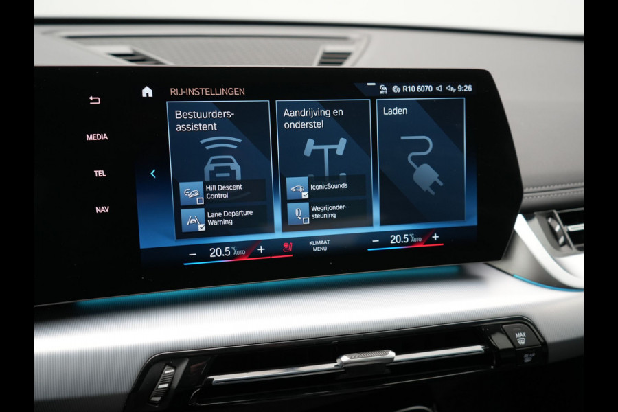 BMW iX1 xDrive30 Launch Edition 313pk 67 kWh Dealer O.H 96.5% SOH | Panodak | Adaptive Cruise | 360 Camera | Lederen Comfortzetels Massage & Memory | Head Up | Harman Kardon | Keyless |