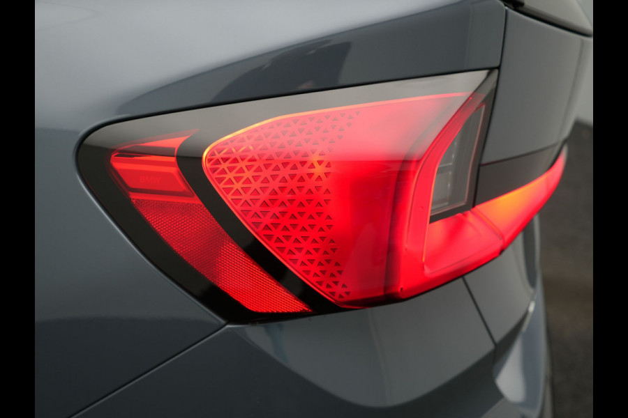 BMW iX1 xDrive30 Launch Edition 313pk 67 kWh Dealer O.H 96.5% SOH | Panodak | Adaptive Cruise | 360 Camera | Lederen Comfortzetels Massage & Memory | Head Up | Harman Kardon | Keyless |