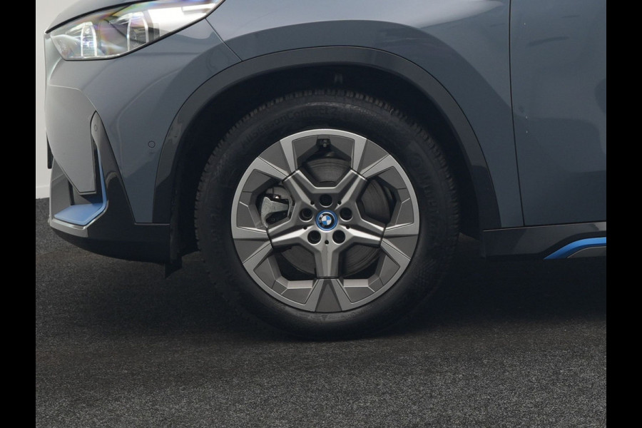 BMW iX1 xDrive30 Launch Edition 313pk 67 kWh Dealer O.H 96.5% SOH | Panodak | Adaptive Cruise | 360 Camera | Lederen Comfortzetels Massage & Memory | Head Up | Harman Kardon | Keyless |