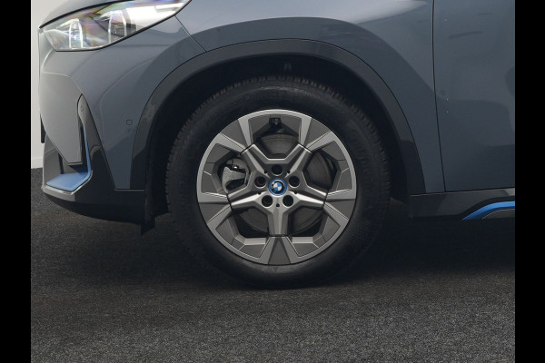 BMW iX1 xDrive30 Launch Edition 313pk 67 kWh Dealer O.H 96.5% SOH | Panodak | Adaptive Cruise | 360 Camera | Lederen Comfortzetels Massage & Memory | Head Up | Harman Kardon | Keyless |