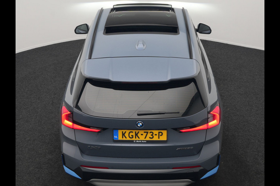 BMW iX1 xDrive30 Launch Edition 313pk 67 kWh Dealer O.H 96.5% SOH | Panodak | Adaptive Cruise | 360 Camera | Lederen Comfortzetels Massage & Memory | Head Up | Harman Kardon | Keyless |