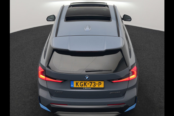 BMW iX1 xDrive30 Launch Edition 313pk 67 kWh Dealer O.H 96.5% SOH | Panodak | Adaptive Cruise | 360 Camera | Lederen Comfortzetels Massage & Memory | Head Up | Harman Kardon | Keyless |