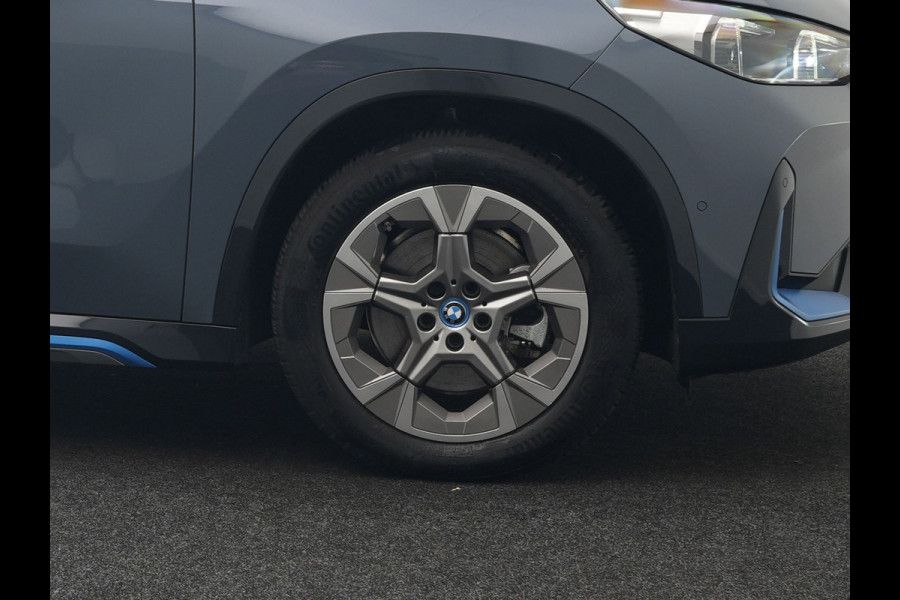 BMW iX1 xDrive30 Launch Edition 313pk 67 kWh Dealer O.H 96.5% SOH | Panodak | Adaptive Cruise | 360 Camera | Lederen Comfortzetels Massage & Memory | Head Up | Harman Kardon | Keyless |
