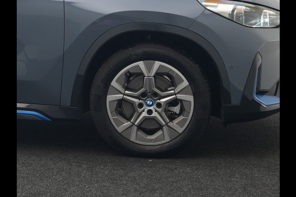 BMW iX1 xDrive30 Launch Edition 313pk 67 kWh Dealer O.H 96.5% SOH | Panodak | Adaptive Cruise | 360 Camera | Lederen Comfortzetels Massage & Memory | Head Up | Harman Kardon | Keyless |