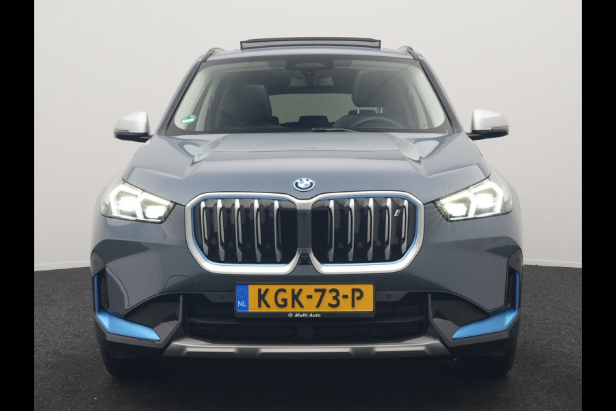 BMW iX1 xDrive30 Launch Edition 313pk 67 kWh Dealer O.H 96.5% SOH | Panodak | Adaptive Cruise | 360 Camera | Lederen Comfortzetels Massage & Memory | Head Up | Harman Kardon | Keyless |
