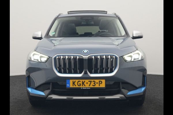 BMW iX1 xDrive30 Launch Edition 313pk 67 kWh Dealer O.H 96.5% SOH | Panodak | Adaptive Cruise | 360 Camera | Lederen Comfortzetels Massage & Memory | Head Up | Harman Kardon | Keyless |