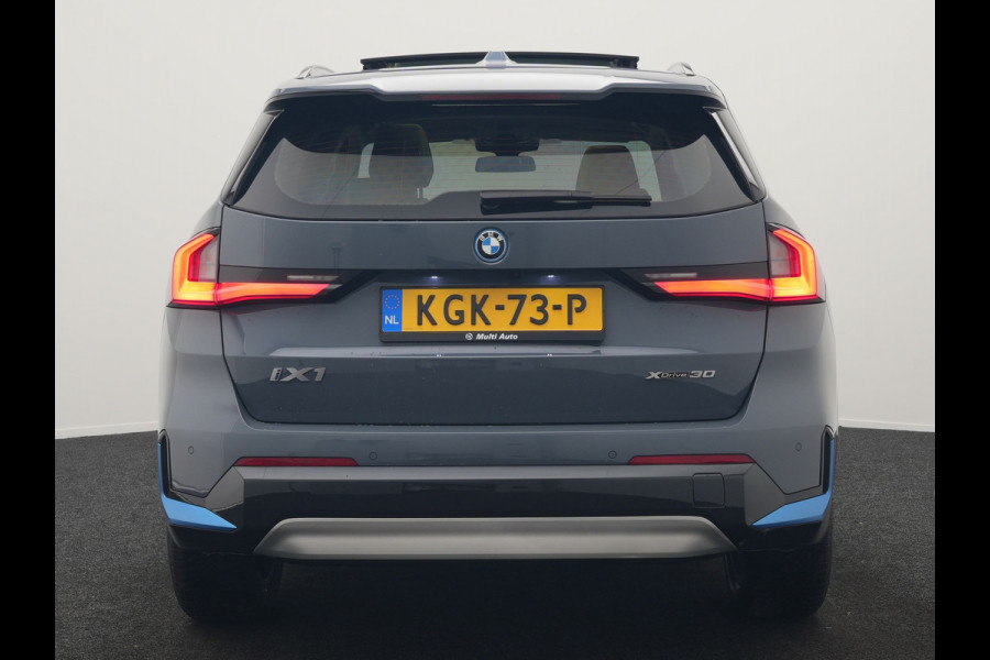 BMW iX1 xDrive30 Launch Edition 313pk 67 kWh Dealer O.H 96.5% SOH | Panodak | Adaptive Cruise | 360 Camera | Lederen Comfortzetels Massage & Memory | Head Up | Harman Kardon | Keyless |