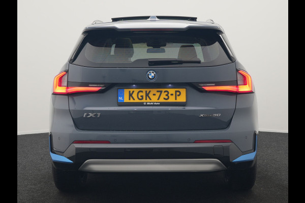 BMW iX1 xDrive30 Launch Edition 313pk 67 kWh Dealer O.H 96.5% SOH | Panodak | Adaptive Cruise | 360 Camera | Lederen Comfortzetels Massage & Memory | Head Up | Harman Kardon | Keyless |