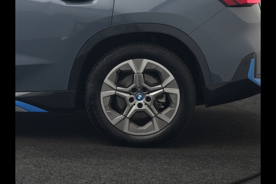 BMW iX1 xDrive30 Launch Edition 313pk 67 kWh Dealer O.H 96.5% SOH | Panodak | Adaptive Cruise | 360 Camera | Lederen Comfortzetels Massage & Memory | Head Up | Harman Kardon | Keyless |