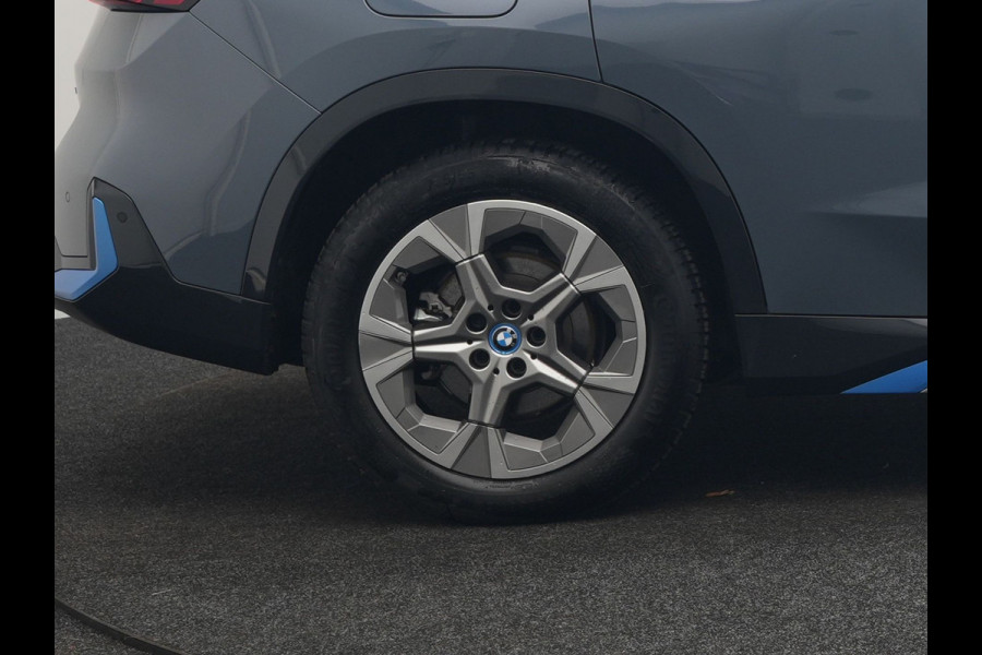 BMW iX1 xDrive30 Launch Edition 313pk 67 kWh Dealer O.H 96.5% SOH | Panodak | Adaptive Cruise | 360 Camera | Lederen Comfortzetels Massage & Memory | Head Up | Harman Kardon | Keyless |