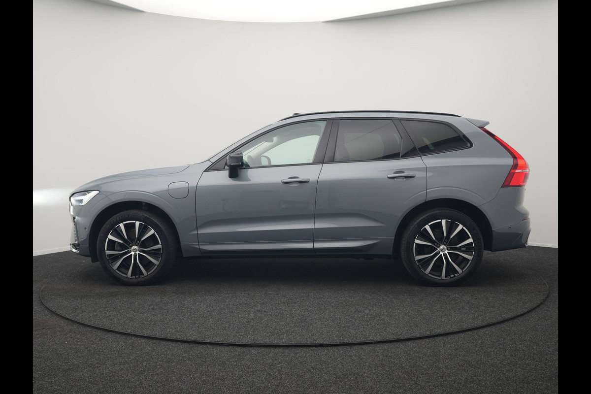 Volvo XC60 T6 AWD Plus Dark PHEV 350pk Dealer O.H. | Trekhaak Af Fabriek | Panodak | 360 Camera | Adaptive Cruise | Harman / Kardon | Lederen Sportstoelen Memory & Verwarmd | 20'' L.M. | Keyless | Blis | Google Assistant | Apple Carplay | Stuurverwarming | DAB | Plug In Hybrid |