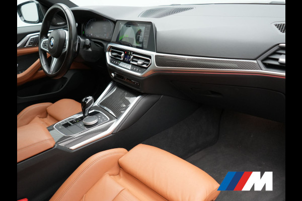 BMW 4 Serie Gran Coupé 430i M Sport 245pk Dealer O.H Sanremo Green | Panodak | Lederen Competition Stoelen Memory & Verwarmd | Adaptive Onderstel | 360 Camera | Harman & Kardon | 19" L.M | Carbon | Apple Carplay | Navigatie | Blis | Virtual | DAB |