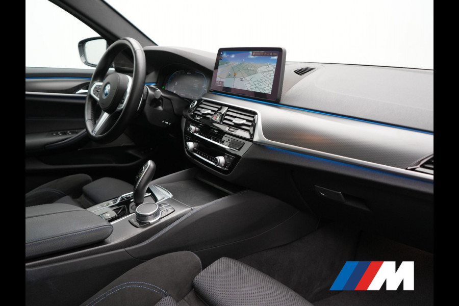 BMW 5 Serie Touring 530e xDrive M Sport PHEV 293pk Dealer O.H. | Panodak | Head Up | Laser LED | 360 Camera | Harman & Kardon | Sfeerverlichting | Alcantara Sportstoelen Verwarmd | Keyless | Blis | Virtual | Navigatie | DAB | Plug In Hybrid