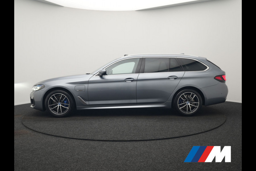 BMW 5 Serie Touring 530e xDrive M Sport PHEV 293pk Dealer O.H. | Panodak | Head Up | Laser LED | 360 Camera | Harman & Kardon | Sfeerverlichting | Alcantara Sportstoelen Verwarmd | Keyless | Blis | Virtual | Navigatie | DAB | Plug In Hybrid