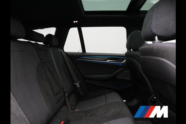 BMW 5 Serie Touring 530e xDrive M Sport PHEV 293pk Dealer O.H. | Panodak | Head Up | Laser LED | 360 Camera | Harman & Kardon | Sfeerverlichting | Alcantara Sportstoelen Verwarmd | Keyless | Blis | Virtual | Navigatie | DAB | Plug In Hybrid