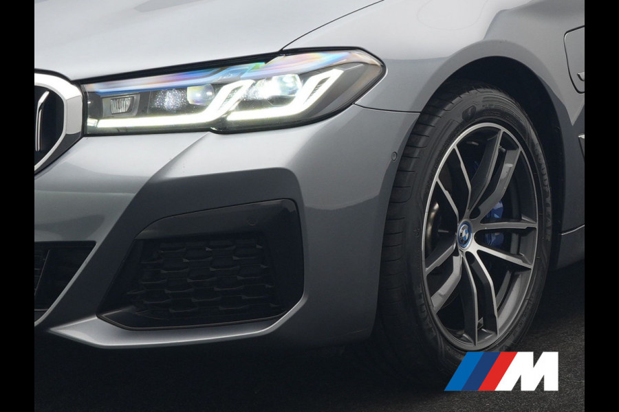 BMW 5 Serie Touring 530e xDrive M Sport PHEV 293pk Dealer O.H. | Panodak | Head Up | Laser LED | 360 Camera | Harman & Kardon | Sfeerverlichting | Alcantara Sportstoelen Verwarmd | Keyless | Blis | Virtual | Navigatie | DAB | Plug In Hybrid