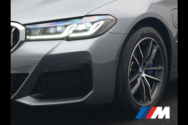 BMW 5 Serie Touring 530e xDrive M Sport PHEV 293pk Dealer O.H. | Panodak | Head Up | Laser LED | 360 Camera | Harman & Kardon | Sfeerverlichting | Alcantara Sportstoelen Verwarmd | Keyless | Blis | Virtual | Navigatie | DAB | Plug In Hybrid