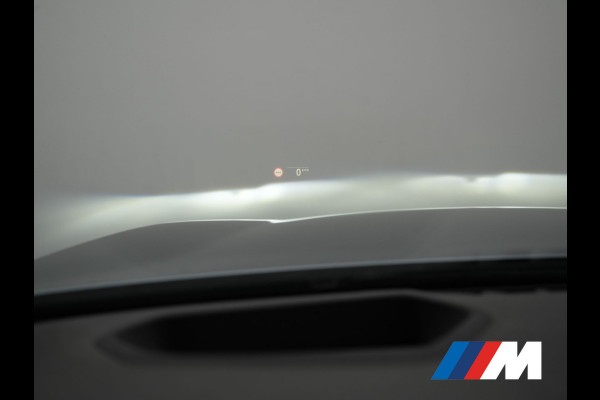 BMW 5 Serie Touring 530e xDrive M Sport PHEV 293pk Dealer O.H. | Panodak | Head Up | Laser LED | 360 Camera | Harman & Kardon | Sfeerverlichting | Alcantara Sportstoelen Verwarmd | Keyless | Blis | Virtual | Navigatie | DAB | Plug In Hybrid