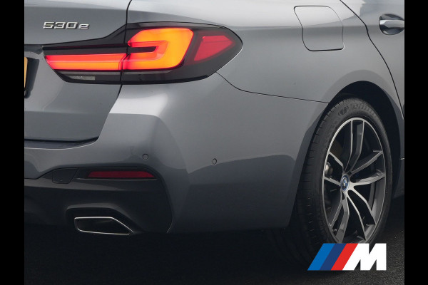 BMW 5 Serie Touring 530e xDrive M Sport PHEV 293pk Dealer O.H. | Panodak | Head Up | Laser LED | 360 Camera | Harman & Kardon | Sfeerverlichting | Alcantara Sportstoelen Verwarmd | Keyless | Blis | Virtual | Navigatie | DAB | Plug In Hybrid