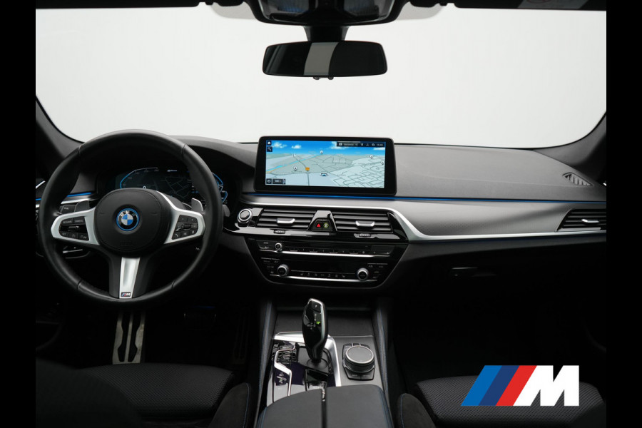 BMW 5 Serie Touring 530e xDrive M Sport PHEV 293pk Dealer O.H. | Panodak | Head Up | Laser LED | 360 Camera | Harman & Kardon | Sfeerverlichting | Alcantara Sportstoelen Verwarmd | Keyless | Blis | Virtual | Navigatie | DAB | Plug In Hybrid