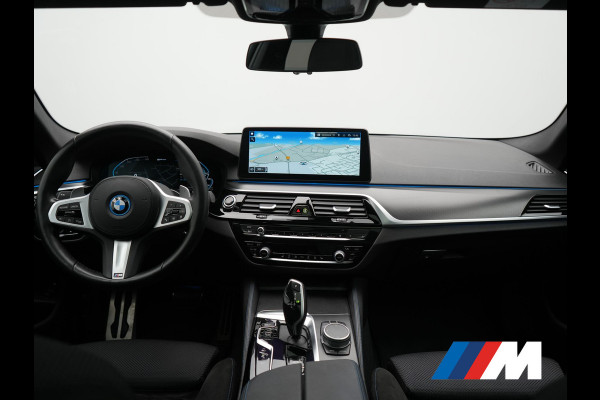 BMW 5 Serie Touring 530e xDrive M Sport PHEV 293pk Dealer O.H. | Panodak | Head Up | Laser LED | 360 Camera | Harman & Kardon | Sfeerverlichting | Alcantara Sportstoelen Verwarmd | Keyless | Blis | Virtual | Navigatie | DAB | Plug In Hybrid