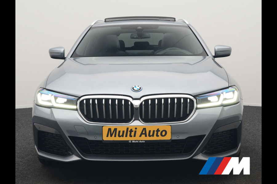 BMW 5 Serie Touring 530e xDrive M Sport PHEV 293pk Dealer O.H. | Panodak | Head Up | Laser LED | 360 Camera | Harman & Kardon | Sfeerverlichting | Alcantara Sportstoelen Verwarmd | Keyless | Blis | Virtual | Navigatie | DAB | Plug In Hybrid